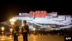 兩名中國武警在標誌性的布達拉宮前巡邏。 （2016年9月9日）