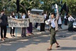 Aksi unjuk rasa di Mandalay, Myanmar, Kamis, 4 Februari 2021.