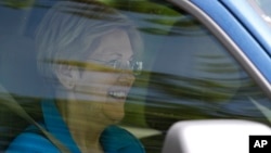 Thượng nghị sĩ Elizabeth Warren khởi hành đến nhà riêng của ứng cử viên tổng thống Đảng Dân chủ Hillary Clinton ở Washington, ngày 10 tháng 6 năm 2016. 