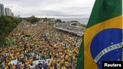 Cientos de miles de manifestantes protestan cerca de Rio Negro, en el estado amazónico de Manaus, pidiendo la salida del poder de Dilma Rousseff.