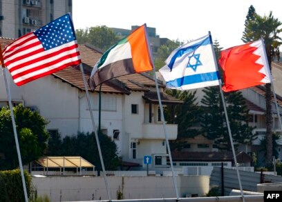 Bendera nasional (dari kiri) AS, Uni Emirat Arab, Israel dan Bahrain dikibarkan di sepanjang jalan, di kota resor Netanya di Israel tengah, 13 September 2020.