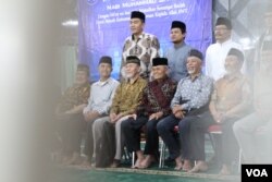 Muhammad Denny (belakang, batik) dan Hafizurrahman (belakang, kemeja biru) menekankan pentingnya Isra Miraj bagi Ahmadiyah, seperti kelompok Islam lain. (VOA/Rio Tuasikal)