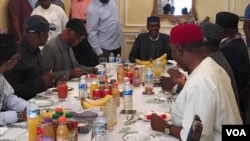 Shugaban Najeriya Buhari a lokacin da ya ke karbar bakuncin wasu gwamnonin jam'iyarsa ta APC da wasu shugabanninta, ranar 23 ga watan Yuli, Hoton Aso Rock, Najeriya