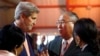 资料照片：2015年12月12日，美国时任国务卿约翰·克里(左)与中国气候变化问题特别代表解振华会谈。（美联社照片）