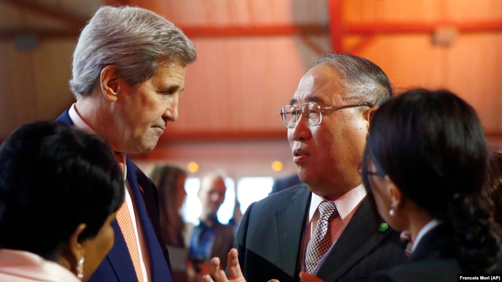 时任美国国务卿克里和中国气候特使解振华在联合国气候变化框架公约签约国第21次会议上交谈。（2015年12月12日）(photo:VOA)