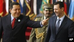 El presidente venezolano Hugo Chávez en uno de sus amistosos encuentros con el gobernante sirio Bashar al-Assad.