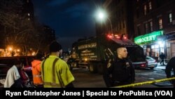 یک کامیون حمل زباله شرکت سنتیشن سلوج در تقاطع خیابان ۱۵۲ و خیابان جکسون در وود استاک برانکس پشت نوارهای نصب شده توسط پلیس دیده میشود.