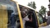 Des passagers d'un mini bus à Kinshasa, le 21 décembre 2018 (Photo MARCO LONGARI / AFP)