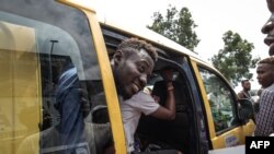 Des passagers d'un mini bus à Kinshasa, le 21 décembre 2018 (Photo MARCO LONGARI / AFP)
