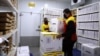Karyawan di fasilitas penyimpanan dengan lemari dingin di pusat distribusi pos dan logistik Jerman, Deutsche Post DHL di Gurugram, India, 26 November 2020. (REUTERS / Anushree Fadnavis)