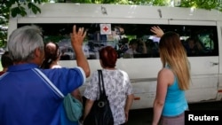 Relatives wave good-bye to children being evacuated from violence-ridden Slovyansk, eastern Ukraine, June 7, 2014.