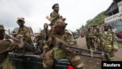 21일 콩고 고마시 북부 세이크 인근을 순찰 중인 반군.