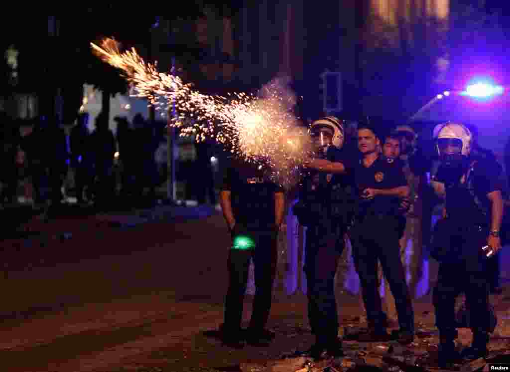Ankaranın Kennedi küçəsində polis etirazçılara qarşı gözyaşardıcı qazdan istifadə edir.&nbsp; 18 iyun, 2013. 