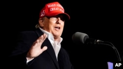 L'ancien président Donald Trump prend la parole lors d'un rassemblement, le 15 janvier 2022, à Florence, en Arizona.
