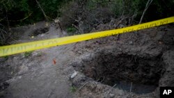 En la imagen, algunas de las fosas clandestinas donde se encontraron cuerpos en Iguala, estado de Guerrero.