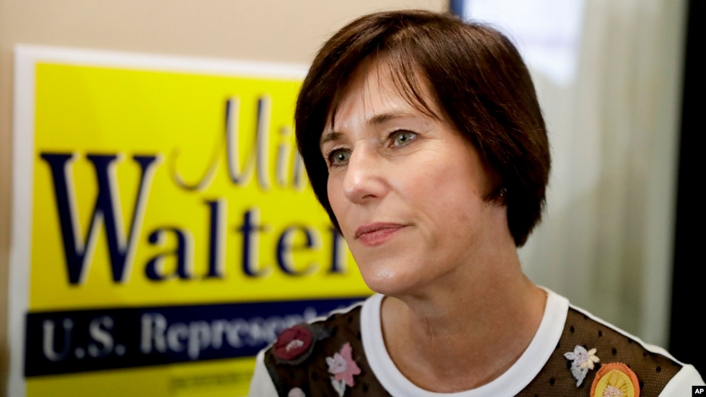 Tư liệu - Dân biểu Cộng hòa Mimi Walters no1qi chuyện với người ủng hộ tại văn phòng vận động tranh cử của bà ở Irvine, California, ngày 6 tháng 11, 2018.