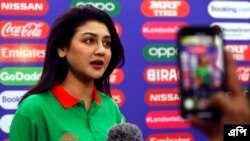 বাংলাদেশর অভিনেত্রী জয়া আহসান লন্ডনের দ্য মলে, ক্রিকেট বিশ্বকাপের উদ্বোধনী পার্টির আগে প্রতিযোগী দেশের ক্রিকেট কিংবদন্তি এবং সেলিব্রিটিদের সাথে কথা বলার সময় সাক্ষাত্কার দিচ্ছেন। ২৯ মে ২০১৯।(ছবি-এপি/কার্স্টি উইগালসওয়র্থ) 