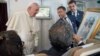 Paus Fransiskus menjawab pertanyaan para wartawan di atas pesawat dalam penerbangan dari Abu Dhabi ke Roma, Selasa (5/2). 