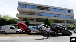 Automobili nagomilani jedan na drugi posle noćašnjih poplava na jugu Francuske, 4. oktobar, 2015. 