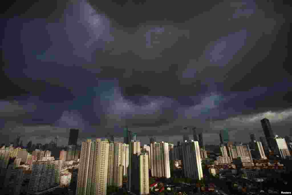 Dark clouds cover the sky in downtown Shanghai, August 6, 2012.