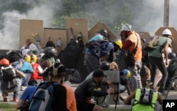 Anti-government demonstrators clash with security forces in Caracas, Venezuela, May 31, 2017.