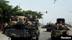 Des soldats ivoiriens de la garde présidentielle arrivent au port d'Abidjan, en Côte d'Ivoire, le 18 janvier 2017.