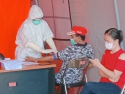 Warga Morowali Utara yang sedang mengikuti pemeriksaan kesehatan dengan rapid test di Rumah Sakit Umum Daerah Kolonodale, 4 April 2020. (Foto: Courtesy/Ivan Tagora)