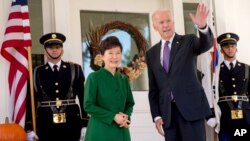 El vicepresidente Joe Biden recibe a la presidenta Park en su residencia del Observatorio Naval en Washington.