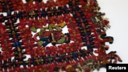 Tekstil Paracas pra-Inca yang disebut "Calendar", salah satu dari empat artefak Peru yang direpatriasi dari Gothenburg, Jerman. (Foto: Ilustrasi)