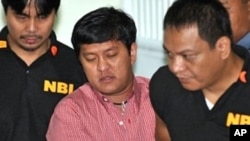 National Burueau Investigation (NBI) agents escort Andal Ampatuan Jr (C), prime suspect in Philippines' worst political massacre to court in Manila, 5 Jan 2010