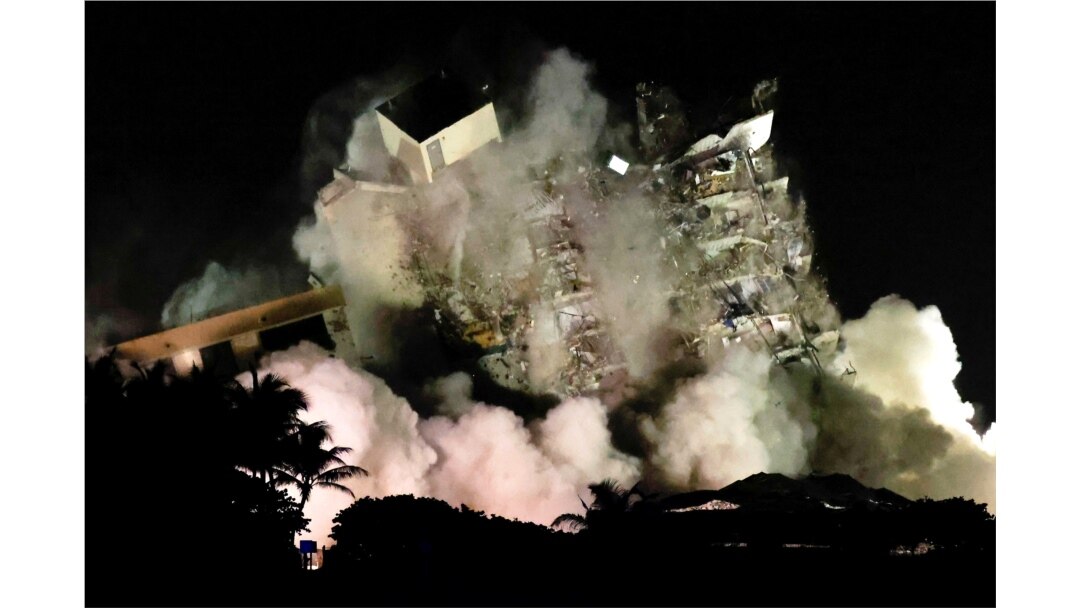 Sisa-sisa bangunan kondominium "Champlain Towers South" di Surfside, Florida saat diledakkan Minggu (4/7).