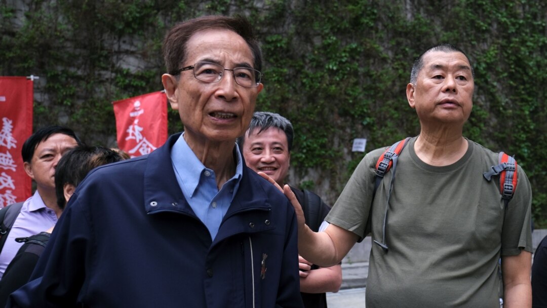 香港著名民主活動人士李柱銘和黎智英(右)2019年參與一場反送中示威(路透社)