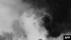 Bức ảnh chiếc USS California bị tấn công bởi 2 chiếc tàu chiến và 2 quả bom khi Nhật bất ngờ tấn công Trân Châu Cảng