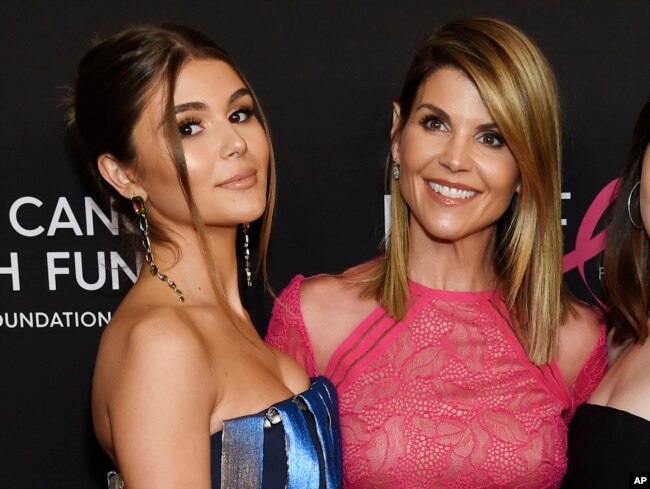 Actress Lori Loughlin poses with her daughter Olivia Jade Giannulli, left, at the 2019 "An Unforgettable Evening" in Beverly Hills, California, Feb. 28, 2019.