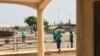 Les acteurs du secteur des transports préparent la reprise à la gare des baux maraichers de Dakar , le 5 jun 2020. (VOA/Seydina Aba Gueye)