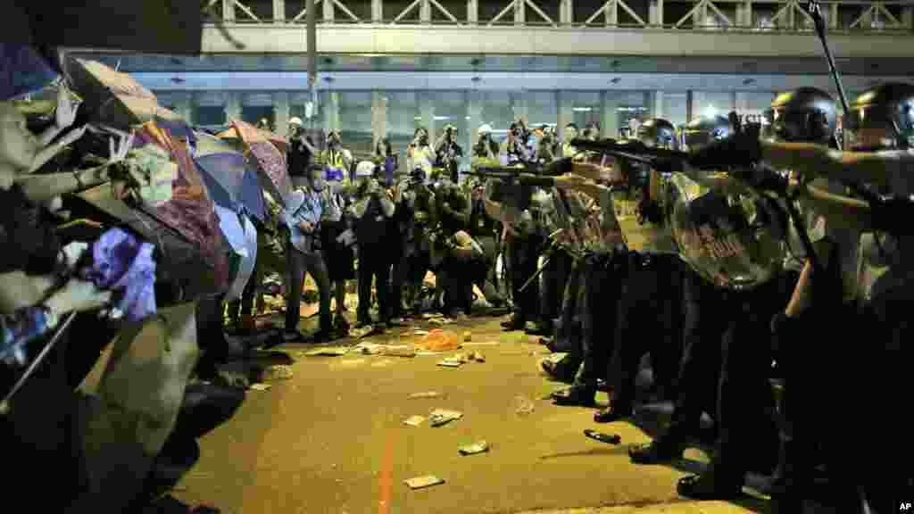 防暴警察试图阻止旺角争取民主抗议