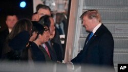 26일 베트남 하노이 노이바이 국제공항에 도착한 도널드 트럼프 미국 대통령이 환영나온 베트남 정부 인사들과 악수하고 있다.