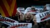 시위자들이 11일 바르셀로나에서 구속수감된 카탈루냐 정치인들의 석방을 요구하며 시위를 벌이고 있다.