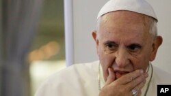 "El Papa ha sido informado y está profundamente dolido por la trágica noticia", informó el Vaticano.