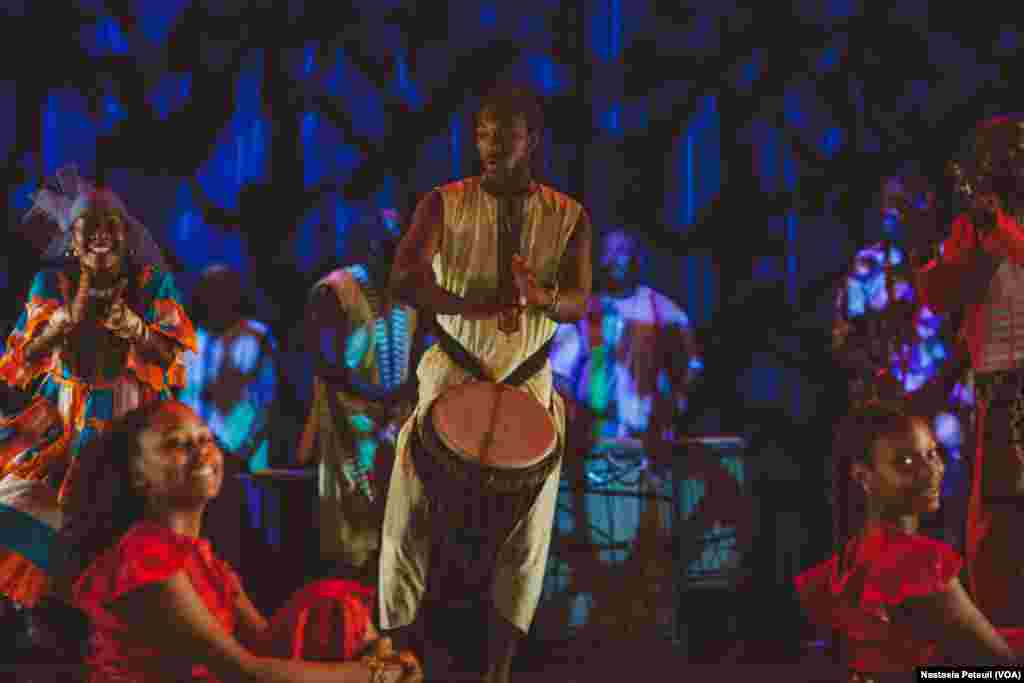 Un jeune musicien sur scène avec KanKouran West African Danse Company, à Washington D.C., le 4 juin 2017. (VOA/Nastasia Peteuil)