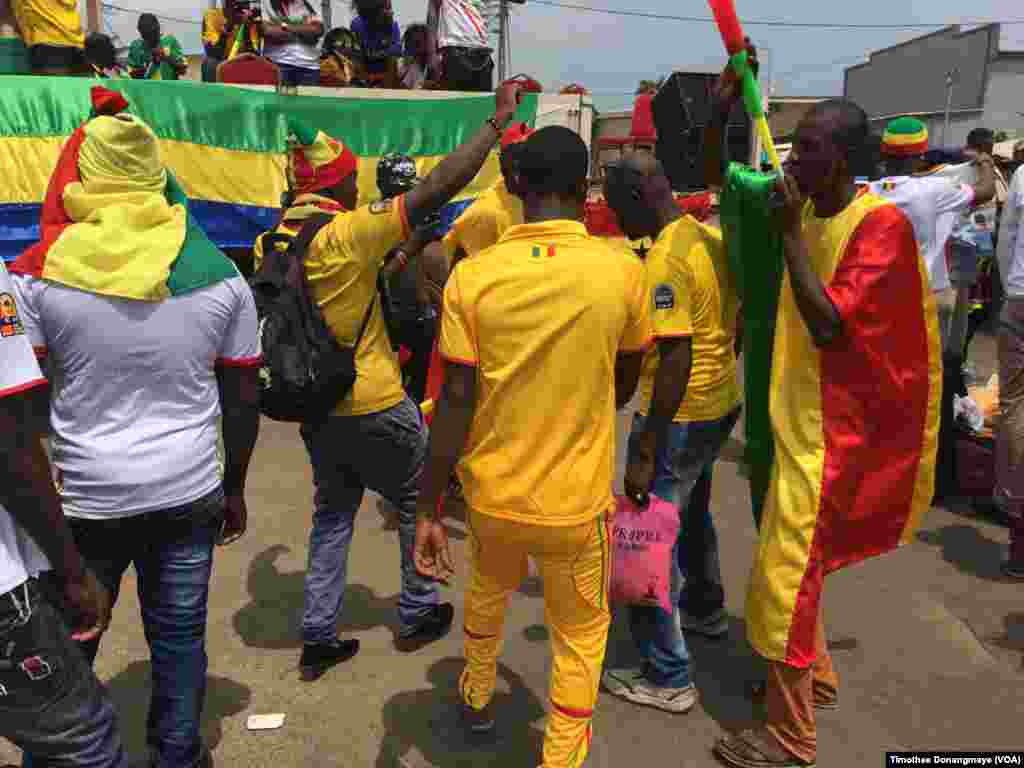 Des supporters du Mali se promènent dans les rues de Port-Gentil avant le match du groupe D, au Gabon, le 17 janvier 2017. (VOA/ Timothée Donangmaye)