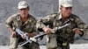 Một người mặc quân phục Afghanistan giết một binh sĩ NATO