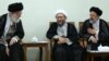 ابراهیم رئیسی در کنار صادق لاریجانی، رئیس سابق قوه قضائیه و علی خامنه‌ای