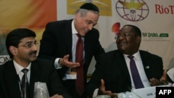 Reuven Kaufman President of the Diamond Dealers Club of New York (C) talks with Zimbabwean Minister of Mines and Mining Development Obert Mpofu (R) during the Zimbabwean Diamond Conference, Victoria Falls, November 13, 2012.