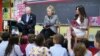 Hillary Clinton trabaja con niños hispanos