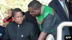 Shugaban kasar Zambia, Edgar Lungu, sanye da bakar riga a zaune a wani wajen taro