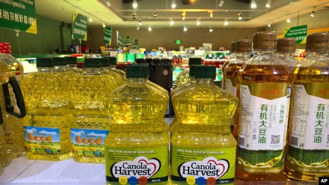 由加拿大农业综合企业理查森国际公司生产的菜籽油出现在北京一家超市的货架上。（2019年3月6日）