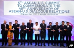 Leaders from left to right, Malaysia's Prime Minister Najib Razak, Myanmar's State Councellor and Foreign Minister Aung San Suu Kyi, Thailand's Prime Minister Prayut Chan-ocha, Vietnam's Prime Minister Nguyen Xuan Phuc, U.S. President Donald Trump, Philippine President Rodrigo Duterte, Singapore's Prime Minister Lee Hsien Loong, Brunei's Sultan Hassanal Bolkiah, Cambodia's Prime Minister Hun Sen, Indonesia's President Joko Widodo and Laos Prime Minister Thongloun Sisoulith, pose for a family photo during the ASEAN-US Summit in Manila, Nov. 13, 2017.