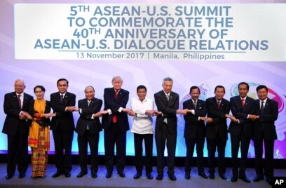 Các lãnh đạo ASEAN và Tổng thống Donald Trump tại một cuộc họp ở Manila, Philippines.