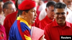El presidente Hugo Chávez sostiene su plan de gobierno en el que propone la creación de un sistema de comunas para los venezolanos.